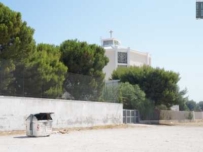 Tra vecchi edifici e accanto alla chiesa parrocchiale di San Paolo si trova una grande area situata tra via Umbria e via Lazio